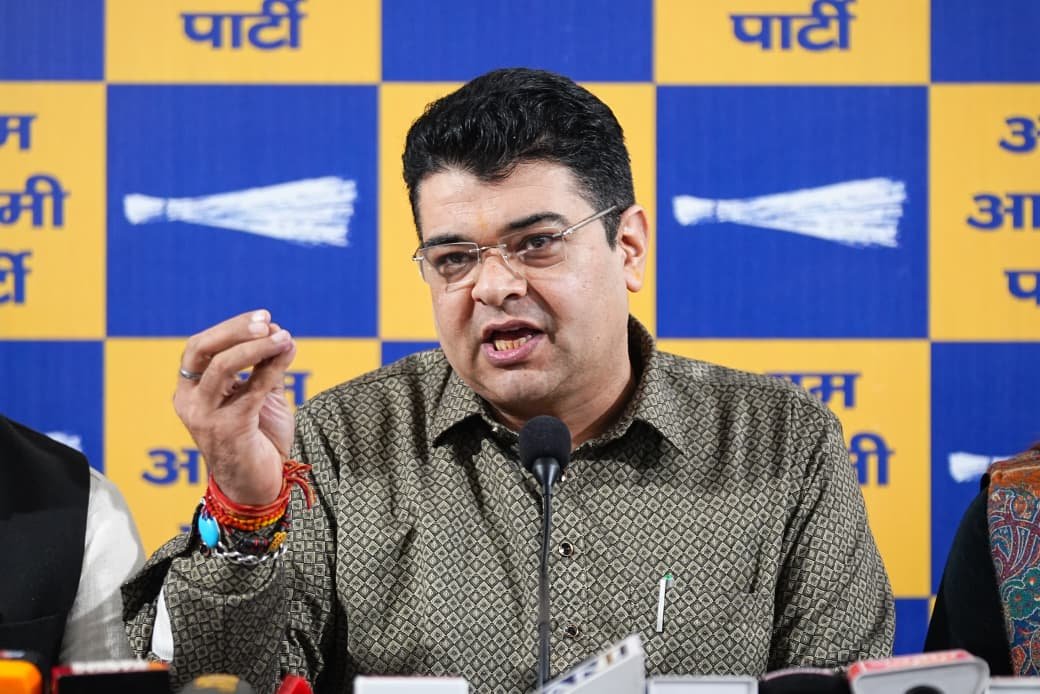 Delhi Rain: 'सदर बाजार भी डूबा, अब बहाने नहीं चलेंगे', 2 दिन की बारिश में डूबी दिल्ली तो AAP ने खोला मोर्चा, बीजेपी सरकार पर लगाया गाद घोटाले का आरोप!