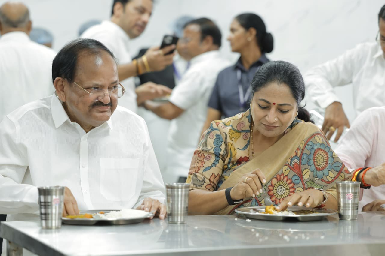 दिल्ली में 100 अटल कैंटीन का लक्ष्य पूरा, अब DU के छात्रों को भी मिलेगा सस्ता खाना -जानें आपके इलाके में कहां खुली नई कैंटीन