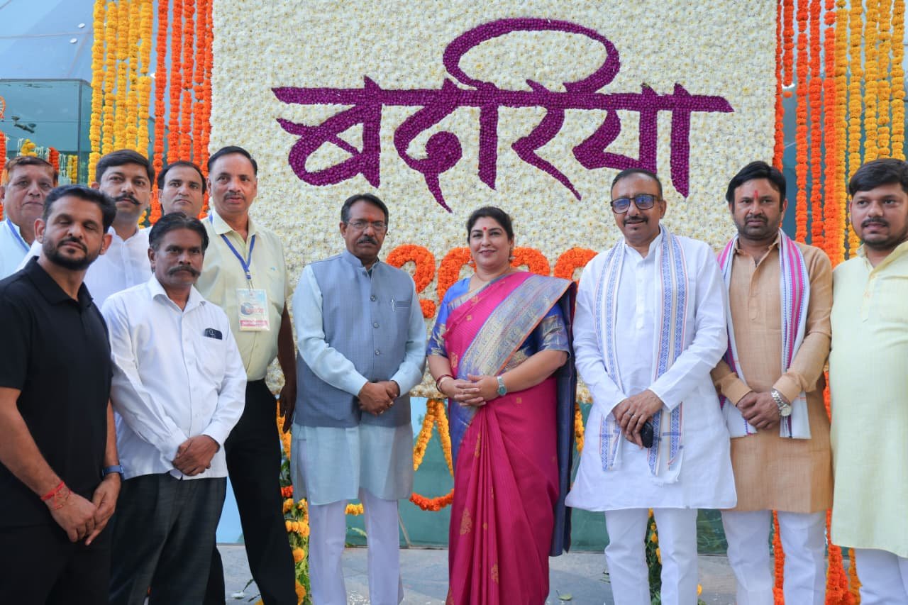तालकटोरा स्टेडियम में गूंजा पूर्वांचल का लोकगीत, मालिनी अवस्थी-मनोज तिवारी की प्रस्तुति पर झूमे हज़ारों लोग