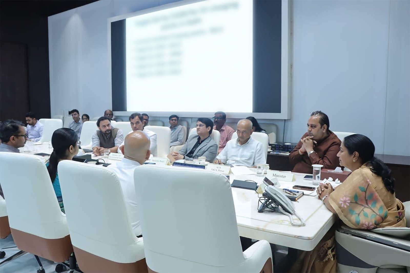 Delhi को EV सिटी बनाने का मेगा प्लान: 4 साल में लगेंगे 32 हजार चार्जिंग स्टेशन, CM रेखा गुप्ता ने दिए सख्त निर्देश