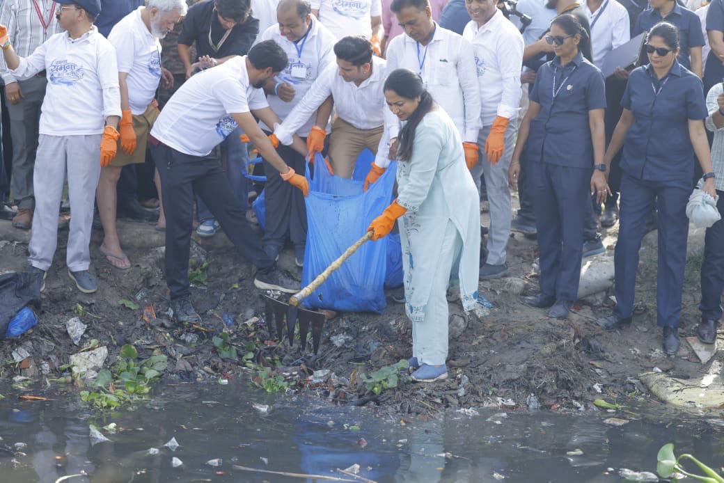 Delhi Yamuna Cleanliness Campaign: दिल्ली में यमुना स्वच्छता का नया अध्याय, 15 हजार लोगों ने 28 घाटों से हटाया 116 मीट्रिक टन कचरा