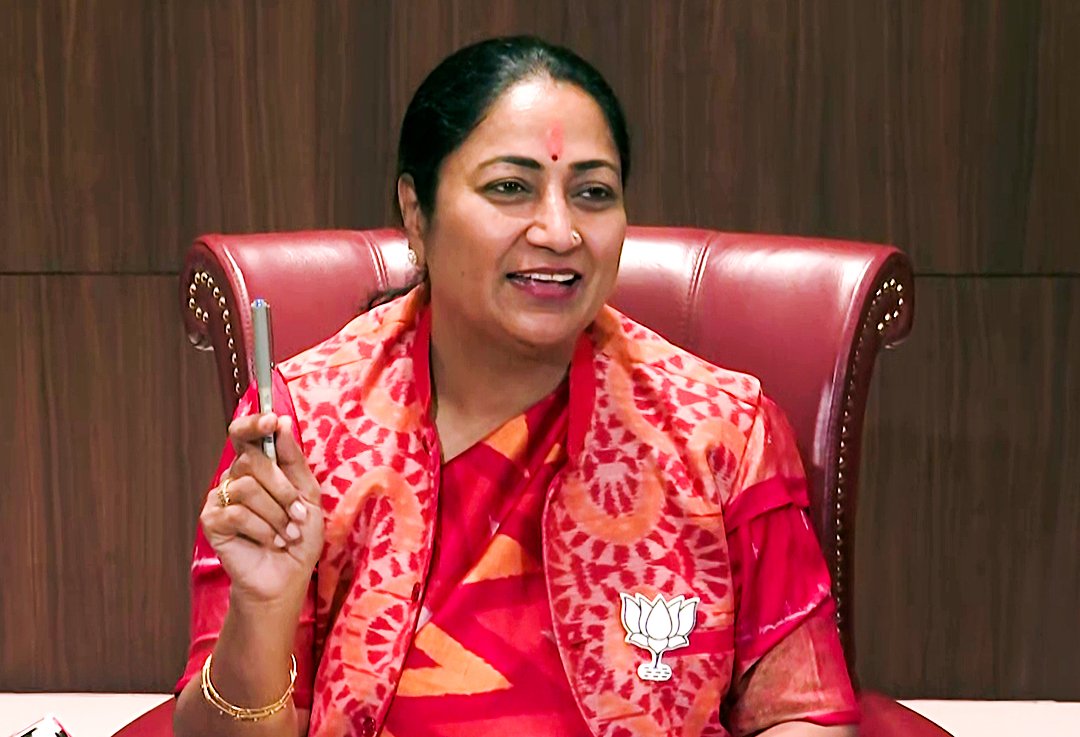Durga Yojana delhi: दिल्ली में महिलाओं-ट्रांसजेंडर को मिलेंगे 1100 गुलाबी ई-ऑटो परमिट, जानें कौन कर सकता है अप्लाई