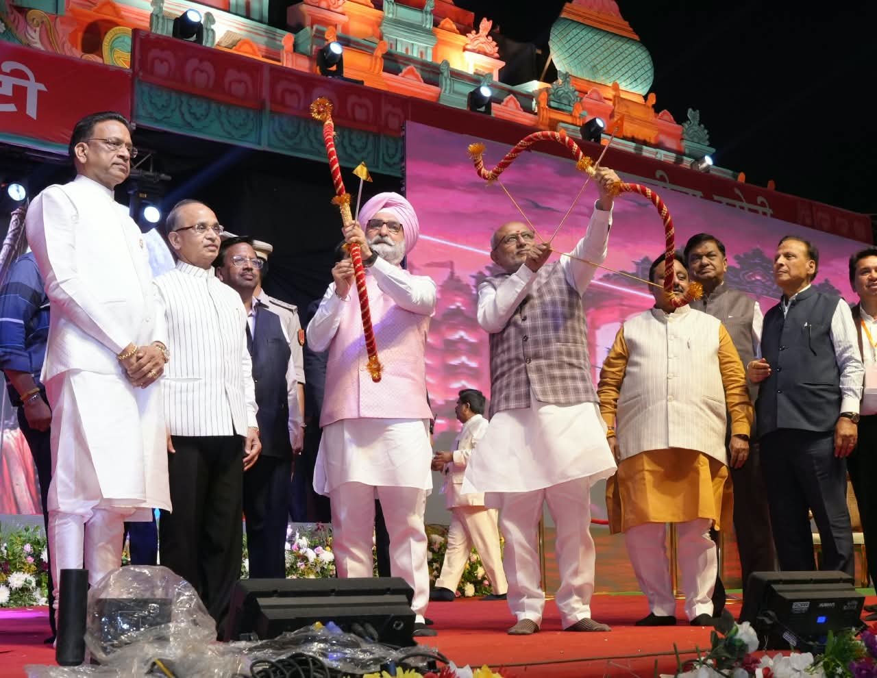दिल्लीवालों को तीन संदेश देकर जला रावण: उपराष्ट्रपति और उपराज्यपाल ने लाल किला ग्राउंड में किया रामलीला का अवलोकन