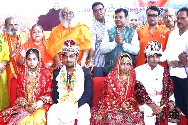 सावन में शिव-पार्वती स्वरूप में दो कन्याओं का सामूहिक विवाह, झंडेवाला मंदिर में स्वामी राजेश्वरानंद ने दिया सेवा का संदेश