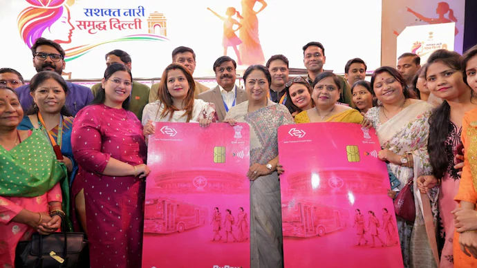 Pink Saheli Card कैसे बनवाएं? कहां जाएं, क्या डॉक्यूमेंट चाहिए — दिल्ली की महिलाओं के हर सवाल का जवाब