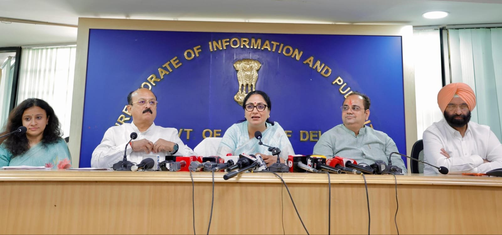 Delhi EV policy 2026 के ऐलान के एक दिन बाद ऐसा क्या हुआ कि मुख्यमंत्री रेखा गुप्ता को करनी पड़ी प्रेस कांफ्रेंस!